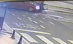 Çarpıştığı arabanın üzerinden takla attı: O anlar kamerada