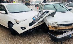 Ceylanpınar’da 2 otomobil çarpıştı