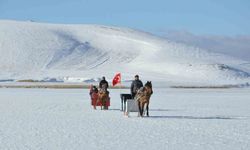 Çıldır Gölü’nde kış masalı: Atlı kızaklar buz üstünde halaylarla sezonu açtı
