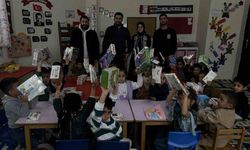 Cilo Dağı eteklerindeki okula zeka oyunu seti ile kırtasiye malzemesi hediye edildi