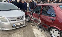 Çorum’da üç araç çarpıştı: Sürücüler burnu bile kanamadan kurtuldu