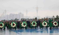 Cumhurbaşkanı Erdoğan, Türkmenistan’da Tarafsızlık Anıtı’na çelenk koyma törenine katıldı