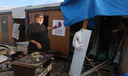 Depremzede yaşlı çiftin yaşadığı konteyner yanarak küle döndü