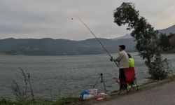 Derbent Barajı’nda 300 amatör balıkçı gökkuşağı alabalığı için yarıştı