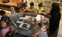 Diyarbakır İçkale Müzesi’nde kurulan çocuk atölyesinde çocuklar kendi eserlerini yapıp sergiliyor