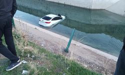 Diyarbakır’da otomobil su kanalına uçtu