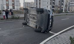 Diyarbakır’da trafik kazası: Araç yan yattı, 2 kişi yaralandı
