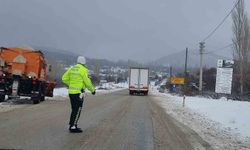 Domaniç'te mevsimin ilk karı etkili oldu