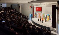 DPÜ Eğitim Fakültesi öğrencilerinden beğeni toplayan tiyatro gösterimi