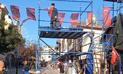 Edirne’de caddede bayrağa saygı: Türk bayrağını öperek kaldırdı