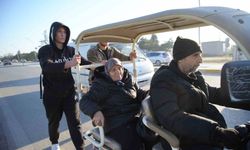 Edirne'de gençlerden insanlık dersi: Engelli vatandaşı kilometrelerce ittiler
