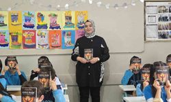 Ekran bağımlılığı haberinin etkisinde kaldı, kitap yazarak öğrencilerine yol gösterdi