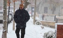 Elazığ'da kar yağışı sürüyor: 4 bin yıllık tarihi Harput beyaza büründü