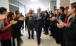 Emekli olan okul müdürünü öğrencileri alkışlarla uğurladı: Gözyaşlarına hakim olamadı
