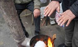 Erzincan pazarcısı soğukta sobayla ısınıyor