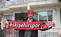 Eskişehir’de apartman sakinleri, Eskişehirspor sevgisini binaya taşıdı