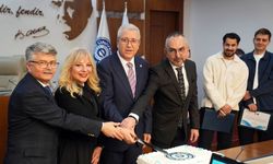 EÜ Senatosu’nda gururlandıran başarı pastayla kutlandı