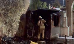 Fatih’te güvenlik kulübesi alev alev yandı