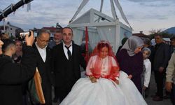 Fethiye'de sıra dışı düğün: Gelin ve damat cam vitrinde