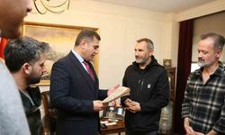 Gazeteciler, Düzce’nin il olduğu günün Resmi Gazetesi’ni Vali Aslan’a hediye etti