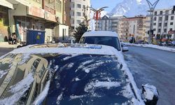 Hakkari’de araç camları buz tuttu