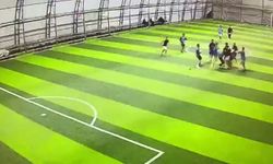 Halı sahadaki tekme tokatlı kavga kameraya yansıdı