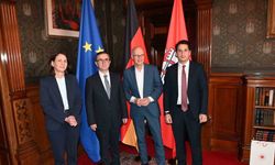 Hamburg Başkonsolosu Alver, belediye sarayına Togg ile geldi