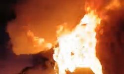 Hareket halindeki otomobil alev aldı