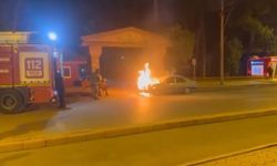 Hatay’da seyir halindeki otomobil alevlere teslim oldu