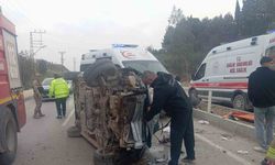 Hatay’da takla atan otomobil yan yattı: 5 yaralı