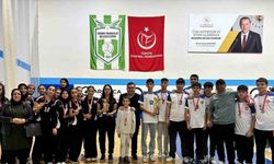 Hem öğrenci, hem okul müdürü olarak voleybolda kupalar kaldırmayı başardı