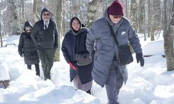 Hem teleferiğe bindiler hem de bembeyaz örtü üstünde kar topu savaşı yaptılar