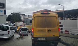 Her sabah trafiği felç eden PTT kargo araçları sürücüleri çileden çıkarıyor