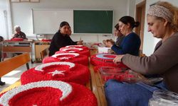 Hozat’ta 16 kadın, yapay çiçeklerle Türk Bayrağı üretiyor