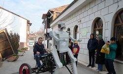 Hurda malzemelerden robot yaptı: Gören telefonuna sarılıyor