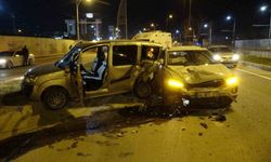 İki aracın kullanılamaz hale geldiği kazayı burunları bile kanamadan atlattılar