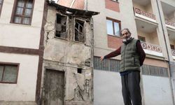 İki bina arasında sıkışan 2 metre enindeki metruk ev dikkat çekiyor