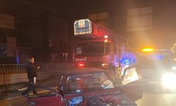 İnegöl’de kontrolden çıkan otomobil bariyerlere çarptı, 1’i ağır 2 kişi yaralandı