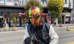 İron-Man kaskı ile dolaşan motosikletli dikkat çekiyor