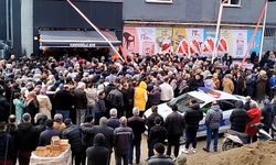 İş yeri açılışında yapılan indirim izdihama sebep oldu