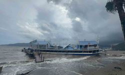 İskeleye çarparak karaya oturan tekne için kurtarma çalışmaları başladı