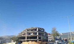 Kahramanmaraş’ta depremde hasar alan iş merkezi yıkıldı
