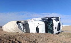 Kalorifer peteği yüklü tır devrildi, 1 kişi yaralandı