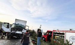 Kamyonette sıkışan iki kişi kurtarıldı