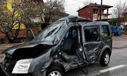 Kamyonun çarptığı hafif ticari araç 50 metre savruldu: 1 ölü, 2 yaralı