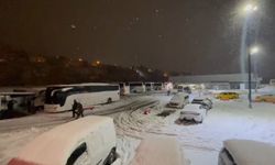 Kar yağışı ve kazalar nedeniyle trafik kapatıldı yolcular otobüslerde sabahladı