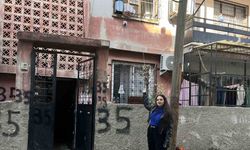 Kargoyu aracından inmeden bahçeye fırlattı