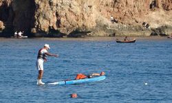 Karlı dağların gölgesinde 20 derecelik sıcak havada deniz keyfi yaptılar