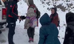 Karlı yolda mahsur kalan öğrencilerin yardımına AFAD ekibi yetişti