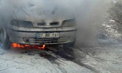 Kars’ta park halindeki otomobil alevlere teslim oldu